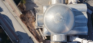 Sabah yürüyüşünde yolun kaydığını farkeden yaşlı kadın 31 öğrencinin hayatını kurtardı
Bursa'da bir yola yapılan istinat duvarı cami ile bitişik Kur'an kursunun üzerine yıkıldı
Yürüyüş yapan kadının ihbarı sayesinde kuran kursundaki 16'sı dört ile altı yaş arası çocuk, 15'i kız toplam 31 öğrenci yara almadan kurtuldu
Taşıyıcı sütunları zarar gören cami ibadete kapanırken Kur'an Kursu da tatil edildi.