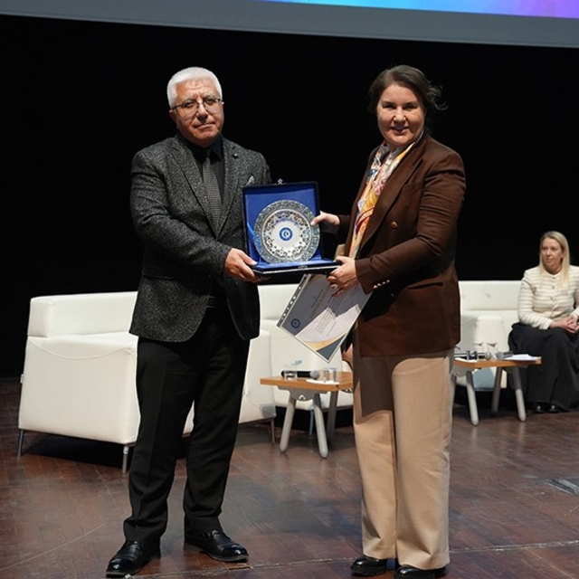 "Kadın Liderliği ve Anadolu'nun Geleceği" Uşak Üniversitesi'nde ele alındı