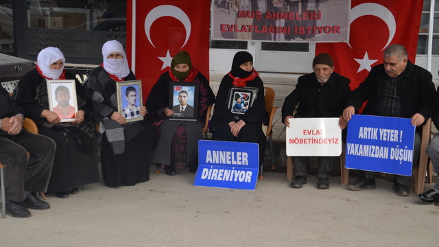 Muş'ta evlatlarına kavuşmak isteyen aileler, DEM Parti önündeki eylemlerini sürdürdü