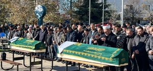 Öldürüp intihar etmişti, kızıyla yanyana toprağa verildi
Bursa’da baba, kızını öldürdükten sonra intihar etti
Baba ve kız yan yana toprağa verildi