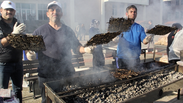 Sinop'ta şenlikte katılımcılara 1 ton hamsi ikram edildi