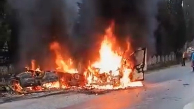 Kafa kafaya çarpışan araçlar çıkan yangında küle döndü