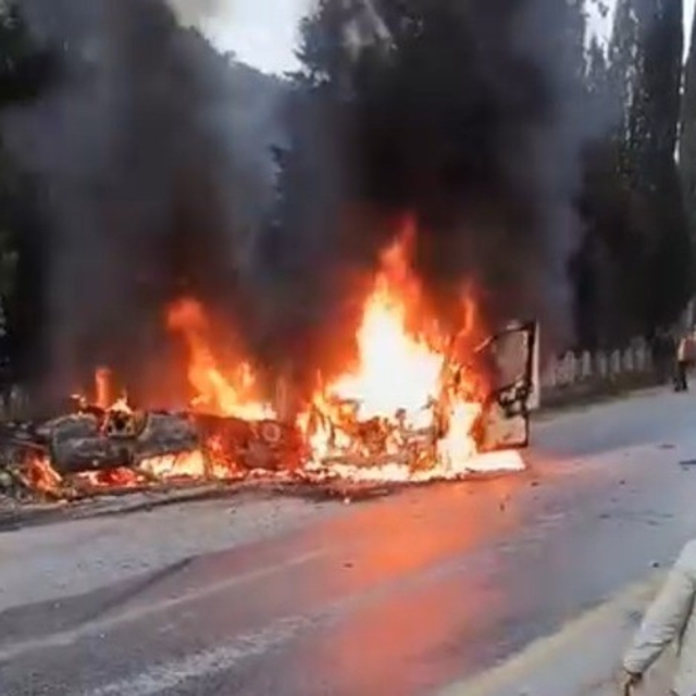 Kafa kafaya çarpışan araçlar çıkan yangında küle döndü