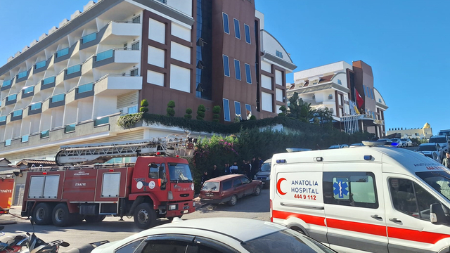 5 yıldızlı otelde yangın çıktı, müşteriler tahliye edildi (2)