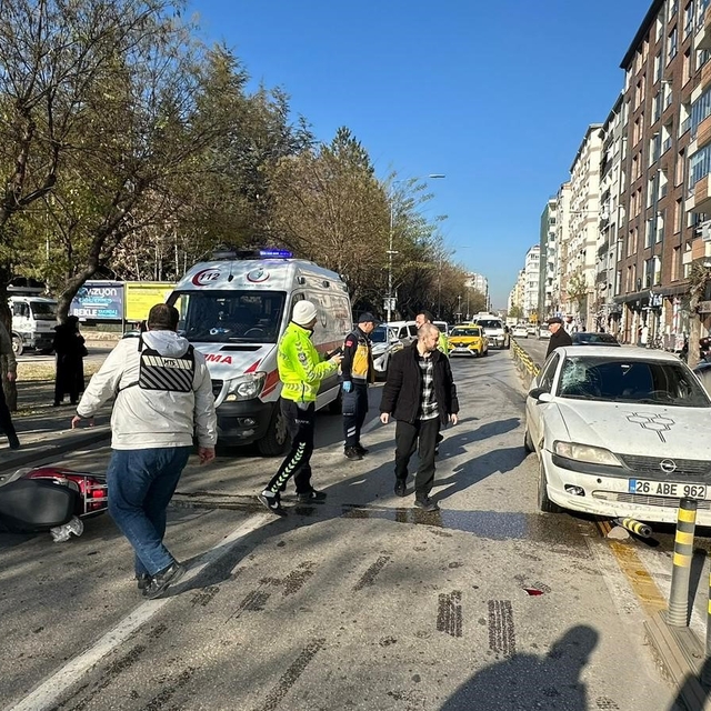 Otomobile çarpan elektrikli bisikletin sürücüsü ağır yaralandı