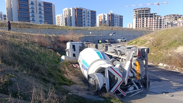 Tekirdağ'da devrilen beton mikserinin sürücüsü yaralandı