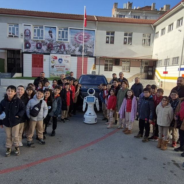 İlkokul öğrencilerine TOGG ile yerli ve milli robot tanıtıldı