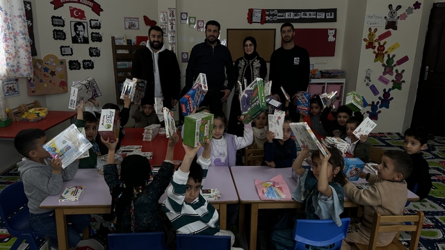 Cilo Dağı eteklerindeki okula zeka oyunu seti ile kırtasiye malzemesi hediye edildi