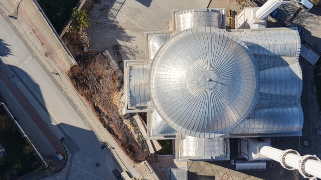 Sabah yürüyüşünde yolun kaydığını farkeden yaşlı kadın 31 öğrencinin hayatını kurtardı
Bursa'da bir yola yapılan istinat duvarı cami ile bitişik Kur'an kursunun üzerine yıkıldı
Yürüyüş yapan kadının ihbarı sayesinde kuran kursundaki 16'sı dört ile altı yaş arası çocuk, 15'i kız toplam 31 öğrenci yara almadan kurtuldu
Taşıyıcı sütunları zarar gören cami ibadete kapanırken Kur'an Kursu da tatil edildi.