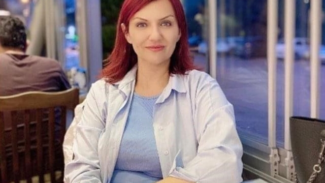 Antalya'da 9 kurşunlu kadın cinayetinde iyi hal indirimi anneyi gözyaşlarına boğdu
Uzaklaştırma kararı aldıran karısını 9 kurşunla öldürdü iyi hal indirimiyle müebbet cezası aldı
Mahkeme ağırlaştırılmış müebbet talebini kabul etmedi, anne duruşma sonrası fenalaştı