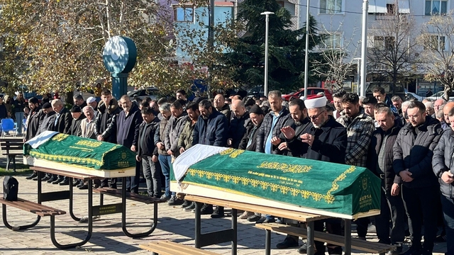 Öldürüp intihar etmişti, kızıyla yanyana toprağa verildi
Bursa'da baba, kızını öldürdükten sonra intihar etti
Baba ve kız yan yana toprağa verildi