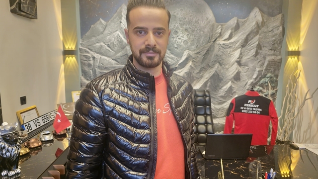 Sosyal medyada öğrendiği Heimlich manevrası bebeğin hayatını kurtardı
Kayseri'de boğazına şeker kaçan bebeği Keimlich manevrası ile kurtaran esnaf o anları anlattı
Esnaf Ferhat Sarıca: "Ufak şeyler hayat kurtarır"