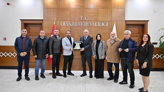 TÜRSAB Mezopotamya Bölge Temsil Kurulu Başkanı Baturay, Vali Zorluoğlu'nu ziyaret etti