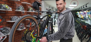 Van'da kış aylarında kullanılmayan bisikletler için bakım uyarısı
Bisiklet ustalarından kış uyarısı