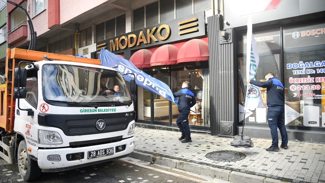 Giresun'da kaldırımlardaki duba ve reklam panoları kaldırıldı
