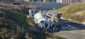 Virajı alamayan beton mikseri yan yattı, beton yola döküldü