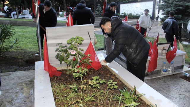 Sinop'ta gönüllü üniversite öğrencileri şehit mezarlarını temizledi