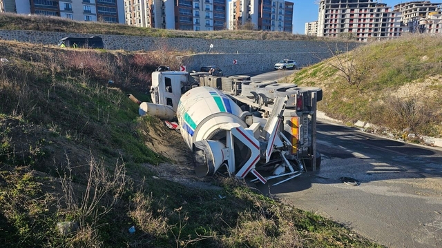 Virajı alamayan beton mikseri yan yattı, beton yola döküldü