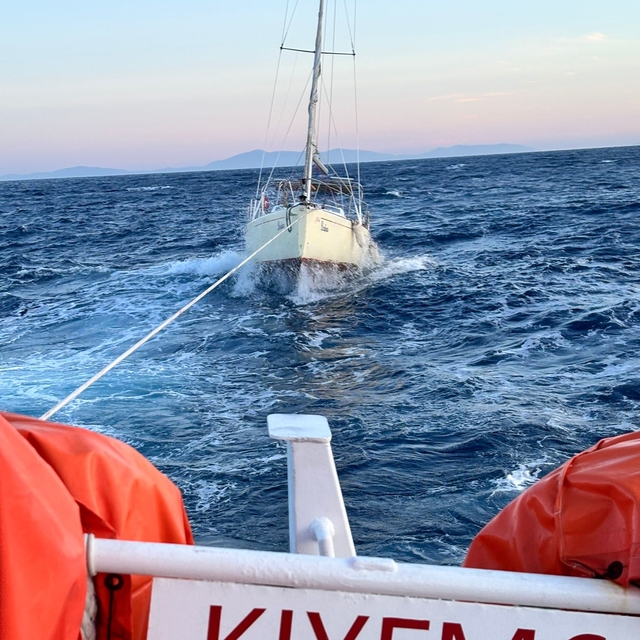 Datça açıklarında sürüklenen yelkenli tekne kurtarıldı