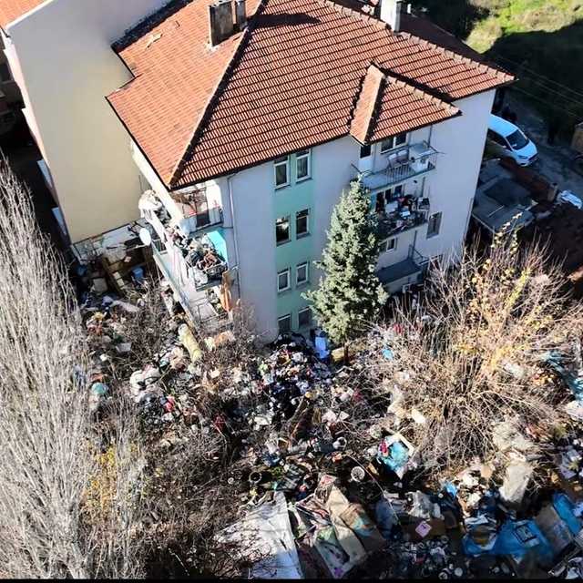 Böyle çöp ev görülmedi
Karabük'te bir ev ve bahçesi tonlarca çöple kaplandı...