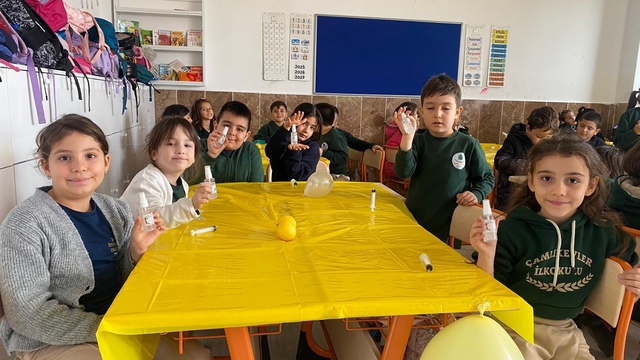 Osmaniye'de ilkokul öğrencileri limon kolonyası yaptı