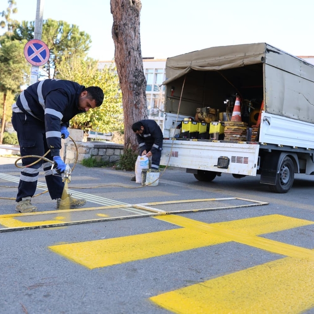 Büyükşehir ekiplerinden Koçarlı ve Germencik'te hummalı çalışma
Vatandaşlar...
