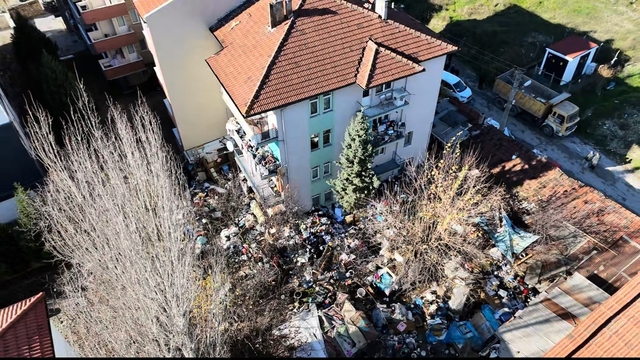 Böyle çöp ev görülmedi
Karabük'te bir ev ve bahçesi tonlarca çöple kaplandı
Çöp yığınına dönen ev ve bahçe dronla görüntülendi