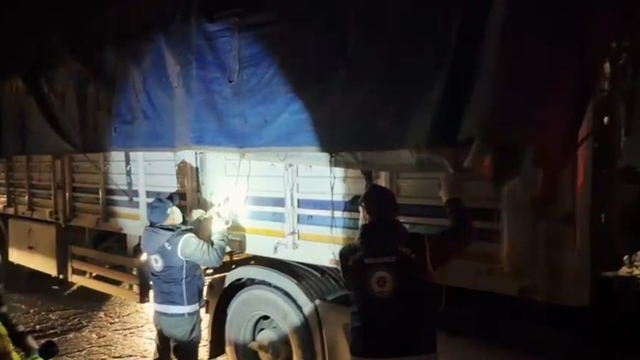 Bitlis'te tır dorsesinde 31 göçmen yakalandı