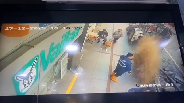 İshale hattı patlayınca tazyikli su etrafa saçıldı
Rize'de iş makinesinin ishale hattını patlattığı an güvenlik kamerasına yansıdı