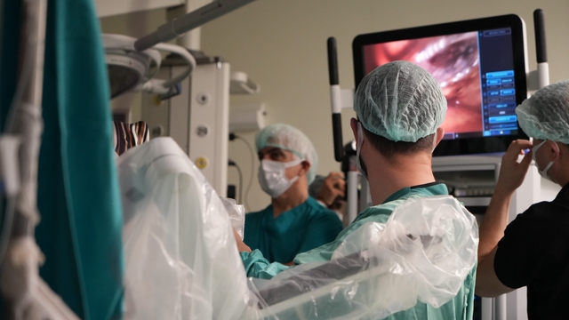 Erzurum Şehir Hastanesi'nde bir ilk
Robotik cerrahi operasyonuyla göğüs bölgesindeki tümörlü kitle alındı