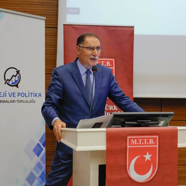 Şeref Malkoç: "Türkiye'nin yeni ve sivil bir anayasaya ihtiyacı var"