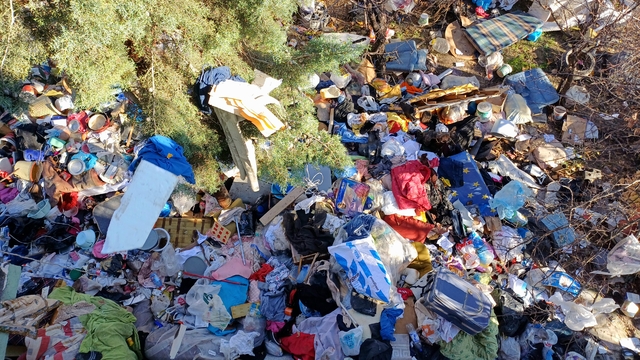 Karabük'te bir evden 10 kamyon dolusu çöp çıkarıldı