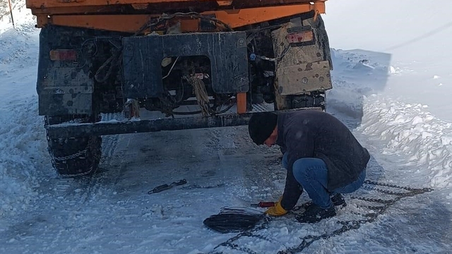 Şırnak'ta karda mahsur kalan 12 kişi 3 saatlik çalışmayla kurtarıldı
