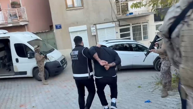 Çeşme'de özel harekat destekli operasyon: 6 ayrı suçtan aranan firari yakalandı