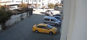 Nazilli'de minibüs önce motosiklete ardından park halindeki araçlara çarptı: 1 yaralı