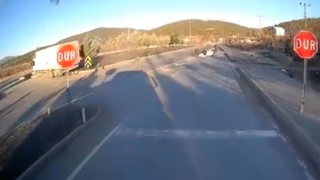 Burdur'da otomobil ile kamyon çarpıştı: Kaza anı kamerada