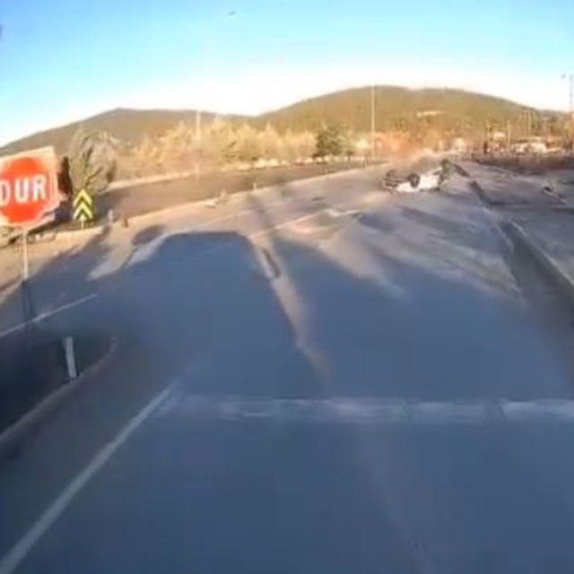 Burdur'da otomobil ile kamyon çarpıştı: Kaza anı kamerada