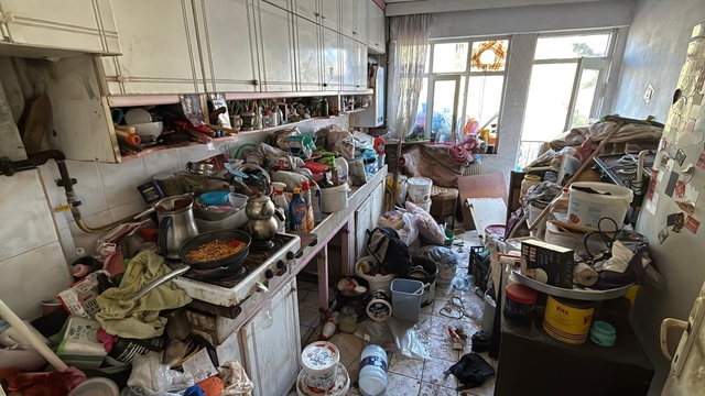 Ev ve apartmanın bahçesinden 10 kamyon çöp çıktı