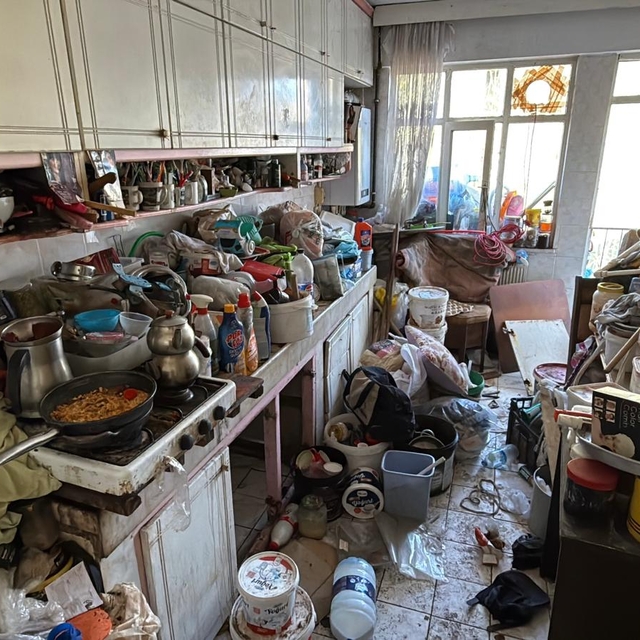 Ev ve apartmanın bahçesinden 10 kamyon çöp çıktı