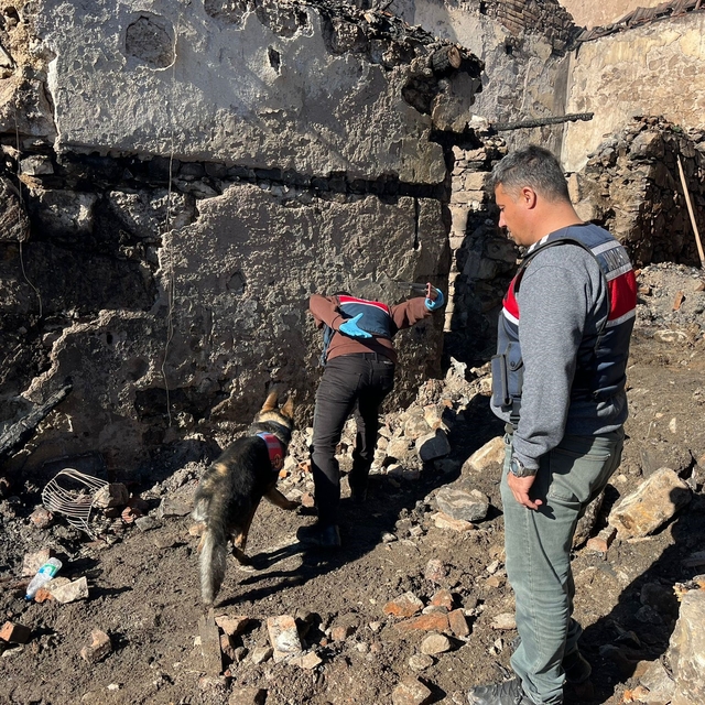 Manisa'da 5 evin kül olduğu yangında ölen kadının cenazesine ulaşıldı