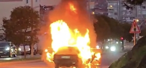 Seyir halindeki otomobil alev alev yandı