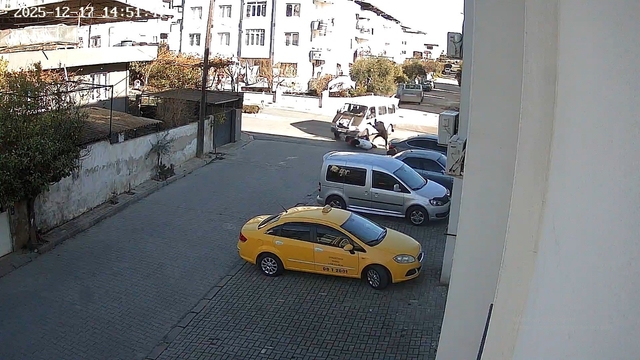 Nazilli'de minibüs önce motosiklete ardından park halindeki araçlara çarptı: 1 yaralı