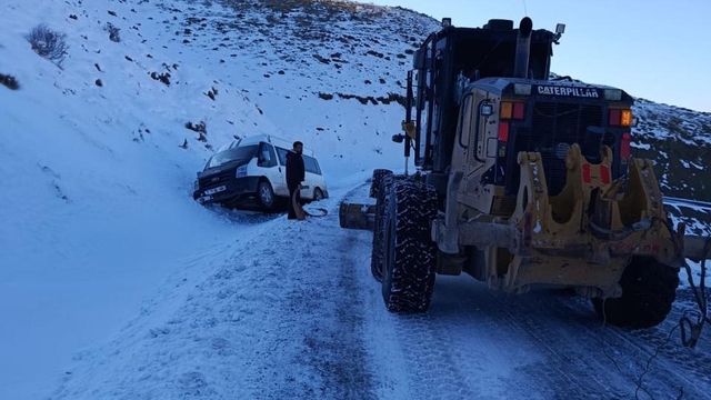 Pervari'de yolcu minibüsü yan yattı