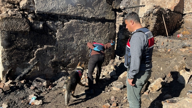 Manisa'da 5 evin kül olduğu yangında ölen kadının cenazesine ulaşıldı