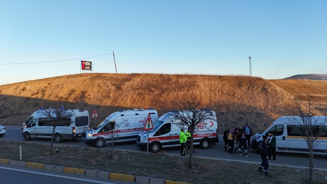 Kırıkkale'de üç servis aracının karıştığı kazada 10 kişi yaralandı