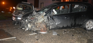 Ordu'da hafif ticari araç ile otomobil kafa kafaya çarpıştı: 1 ölü, 4 yaralı