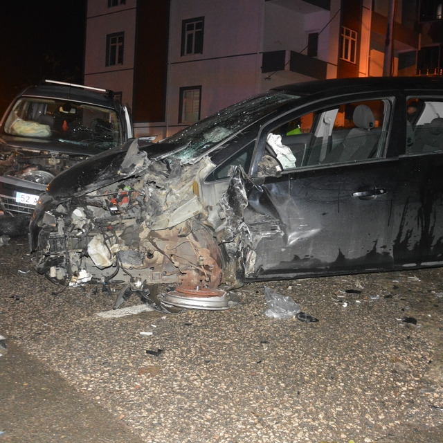 Ordu'da hafif ticari araç ile otomobil kafa kafaya çarpıştı: 1 ölü, 4 yaral...