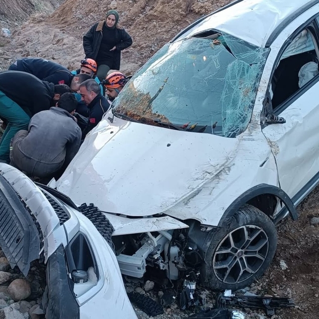 Bingöl'de otomobil şarampole uçtu: 2 yaralı