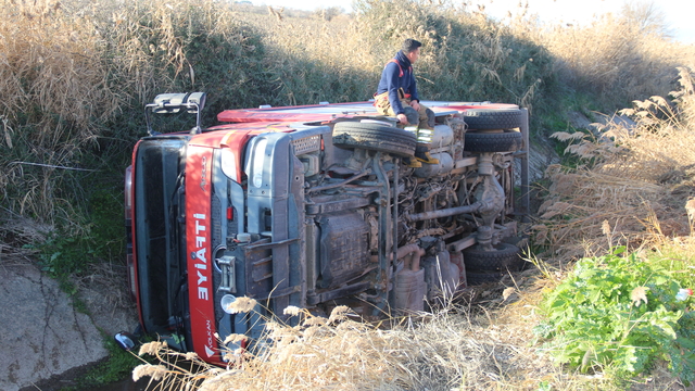 Manisa'da itfaiye aracının devrilmesi sonucu itfaiye eri yaralandı
