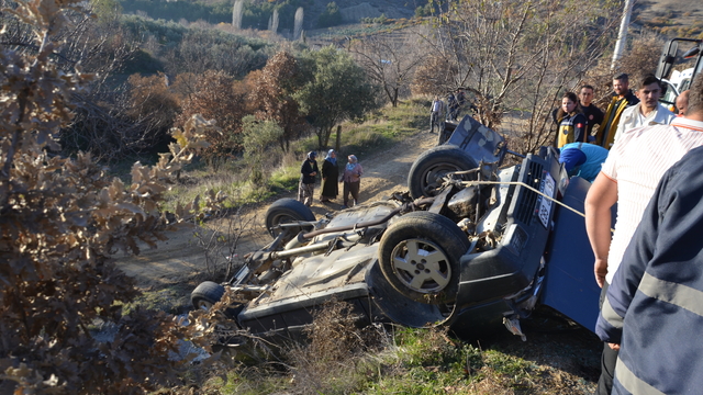 Manisa'da şarampole devrilen otomobilin sürücüsü yaralandı